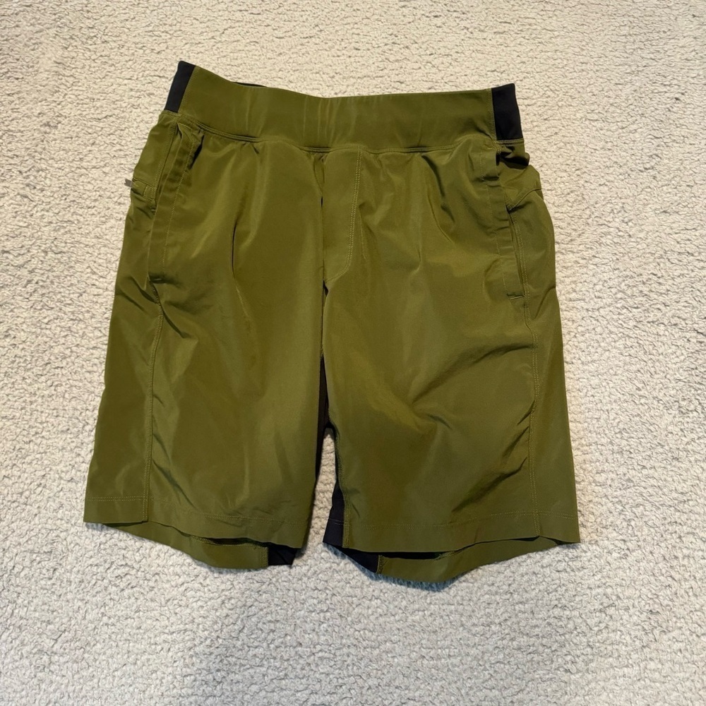 LULULEMON T.H.E. Short Stretch Unlined Size Medium Olive Green Men's 9" Inseam